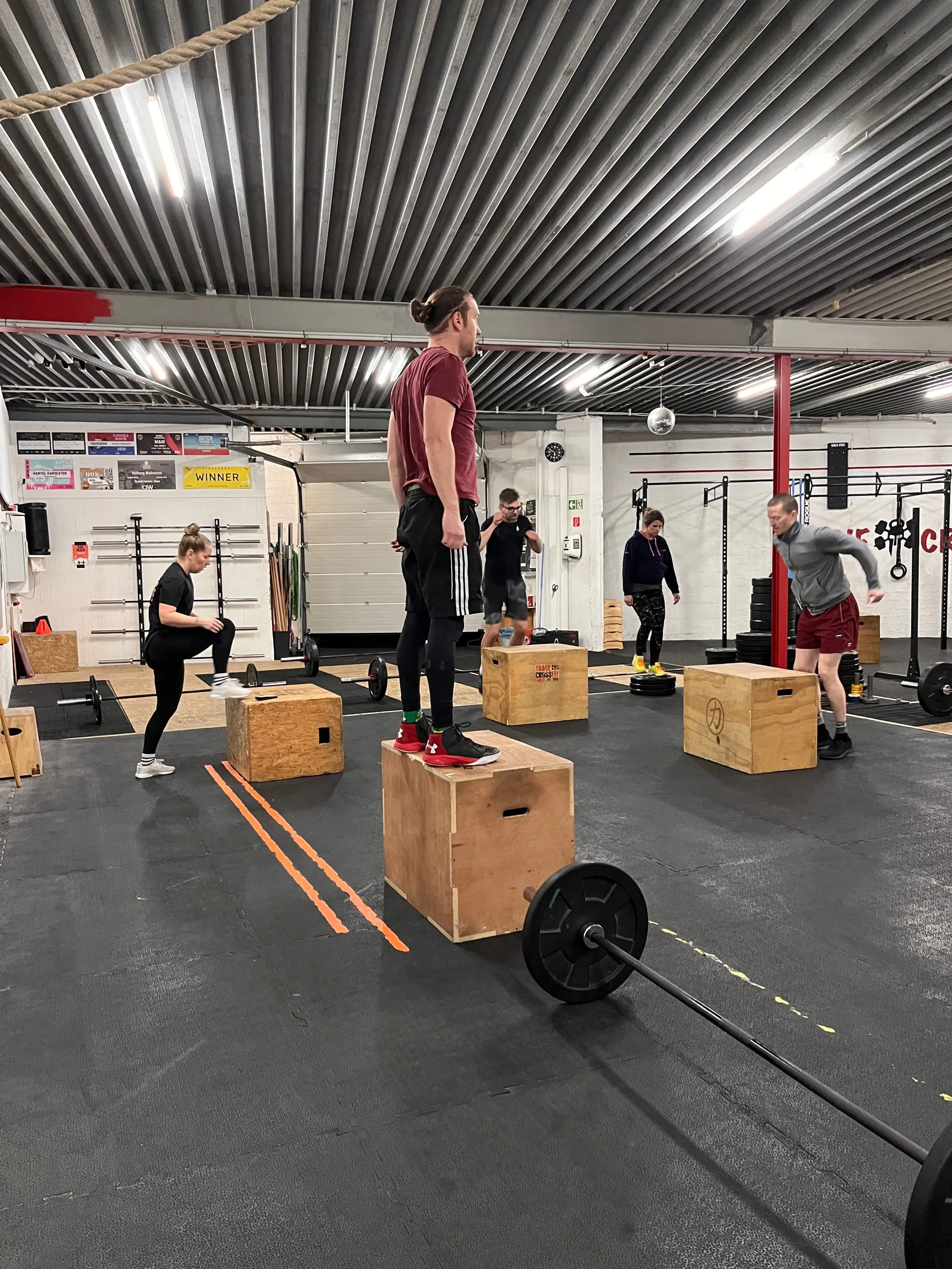 Mitglieder trainieren an Holzboxen in der Trave CrossFit Box