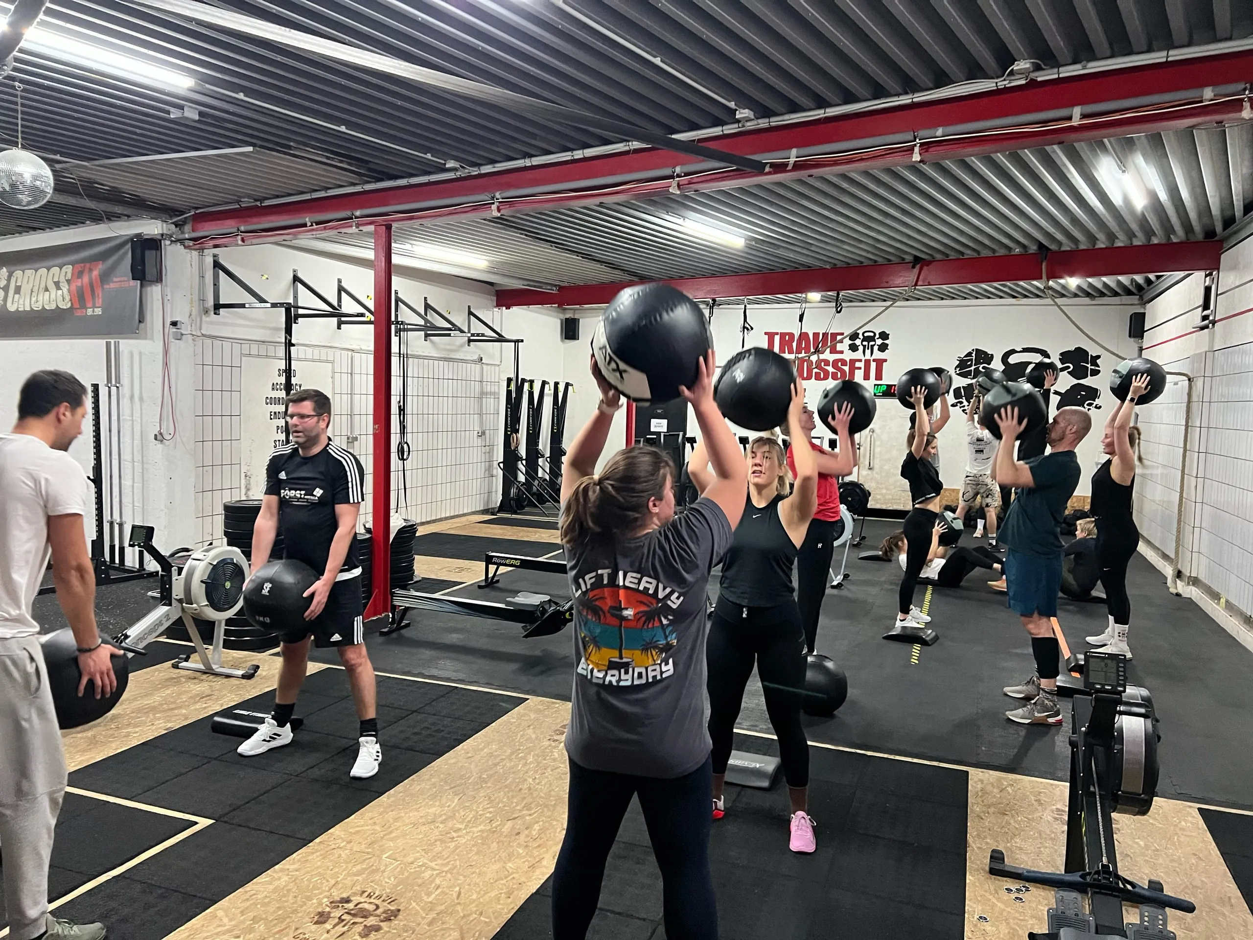 Gruppentraining mit Medizinbällen in der Trave CrossFit Box