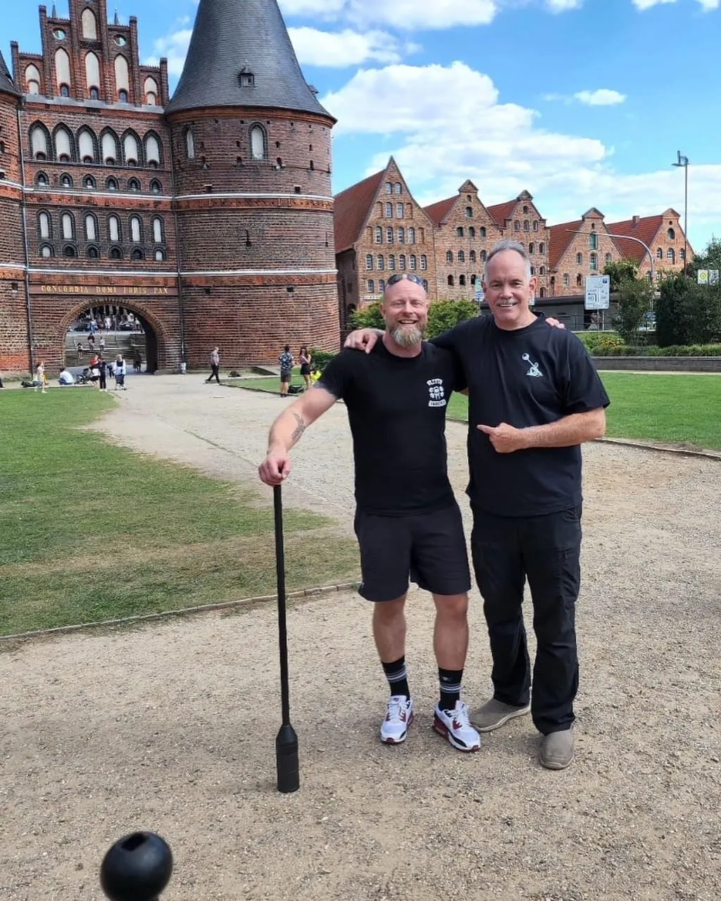 Zwei Männer mit Macebell vor dem Holstentor in Lübeck