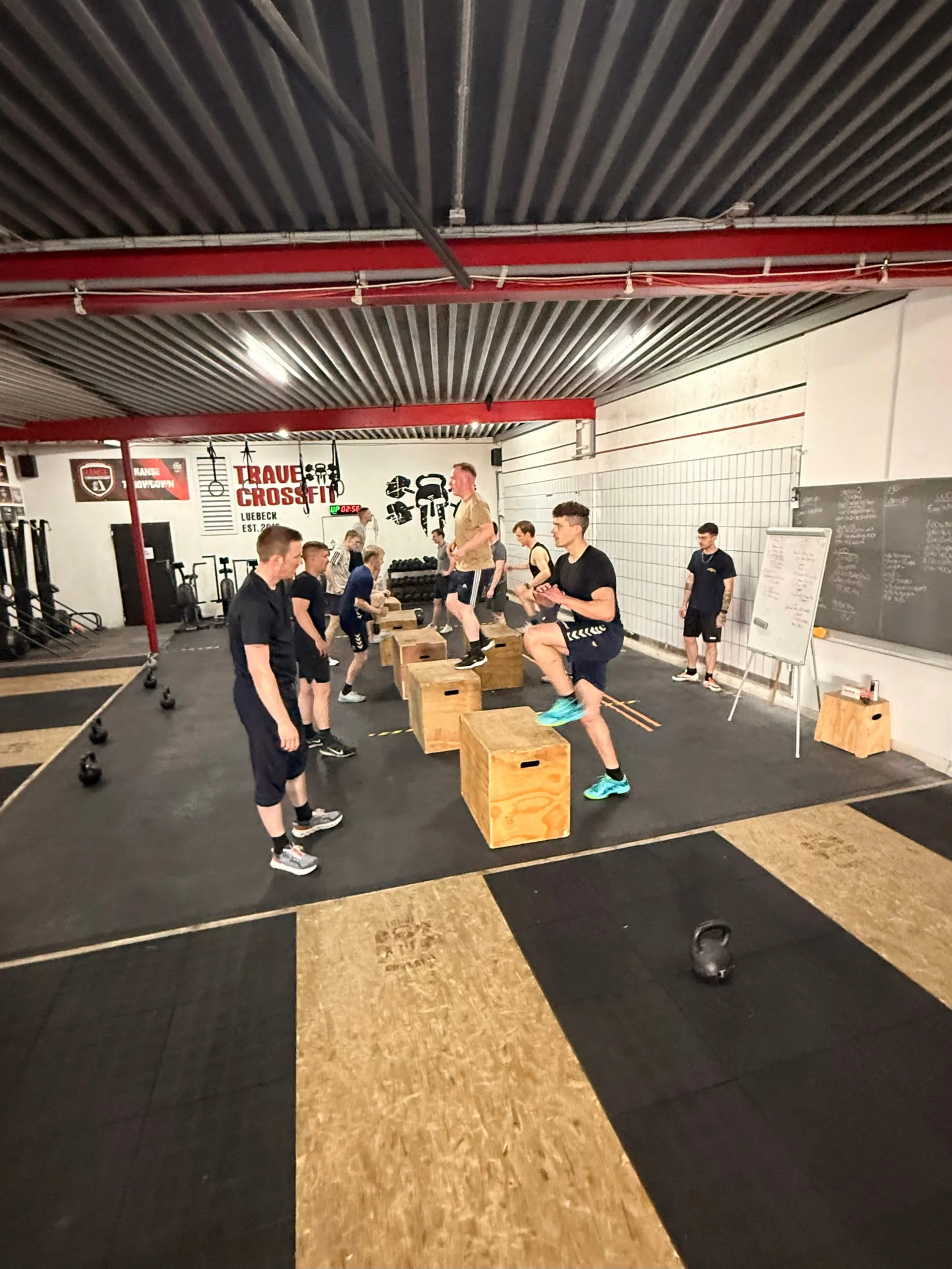 Mannschaft trainiert Box Jumps in der Trave CrossFit Box
