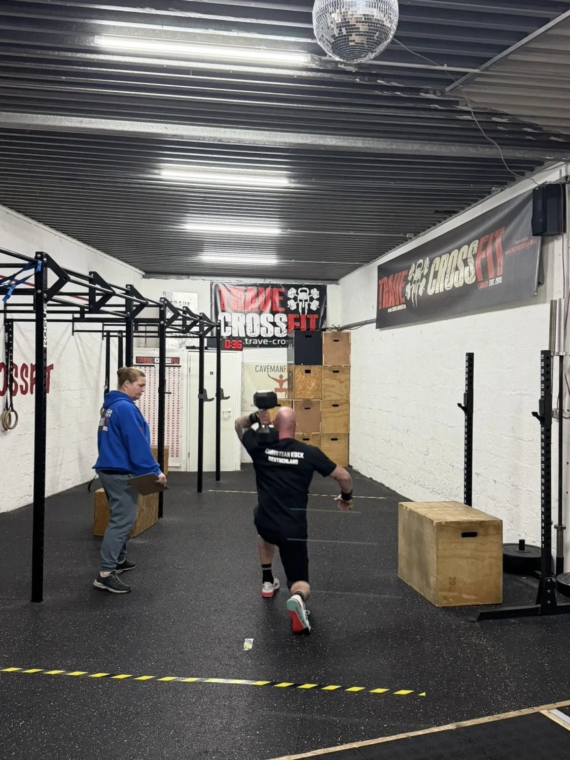 Coach und Athlet beim angeleiteten Athletik-Training in der Trave CrossFit Box
