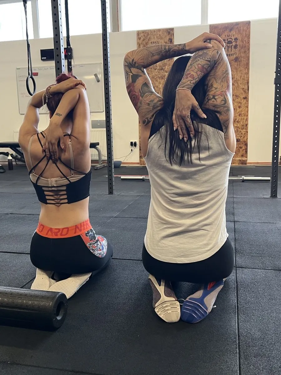 Athletinnen bei Mobilitätsübung am Rig in der Trave CrossFit Box