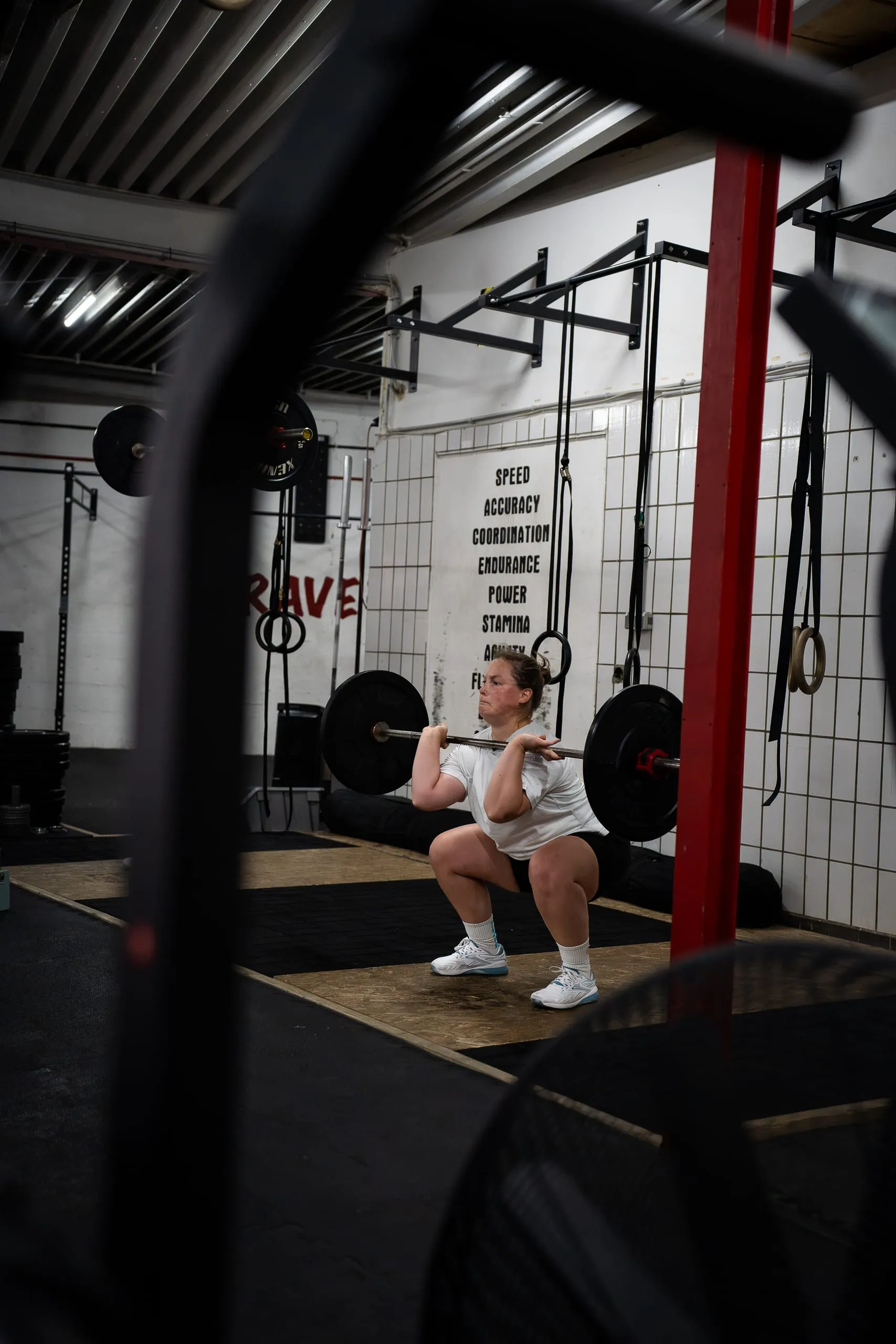 Athletin in der Frontkniebeuge mit der Langhantel in der Trave CrossFit Box